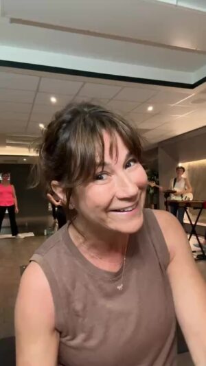 Virginie Hocq Instagram - Un petit #gymaperhocq depuis le @davidlloyduccle merci à @chappuis.celine @cloedutrefle nos musiciennes live!!!! Merci à notre coach Julien pour l’échauffement et Angela pour les étirements !
