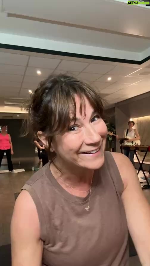 Virginie Hocq - 2.6K Likes - Un petit #gymaperhocq depuis le @davidlloyduccle merci à @chappuis.celine @cloedutrefle nos musiciennes live!!!! Merci à notre coach Julien pour l’échauffement et Angela pour les étirements !
