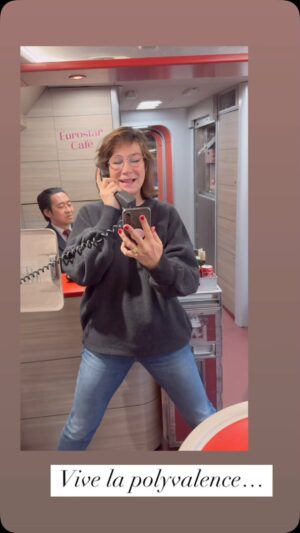 Virginie Hocq Instagram - WAI j’ai plusieurs cordes à mon arc ! Du moment que je peux m’exprimer… bientôt j’ouvre un « comedy train »on rira ensemble des retards, des gens essoufflés, transpirants… de moi quoi! #train #traveltheworld #crasy 🎤