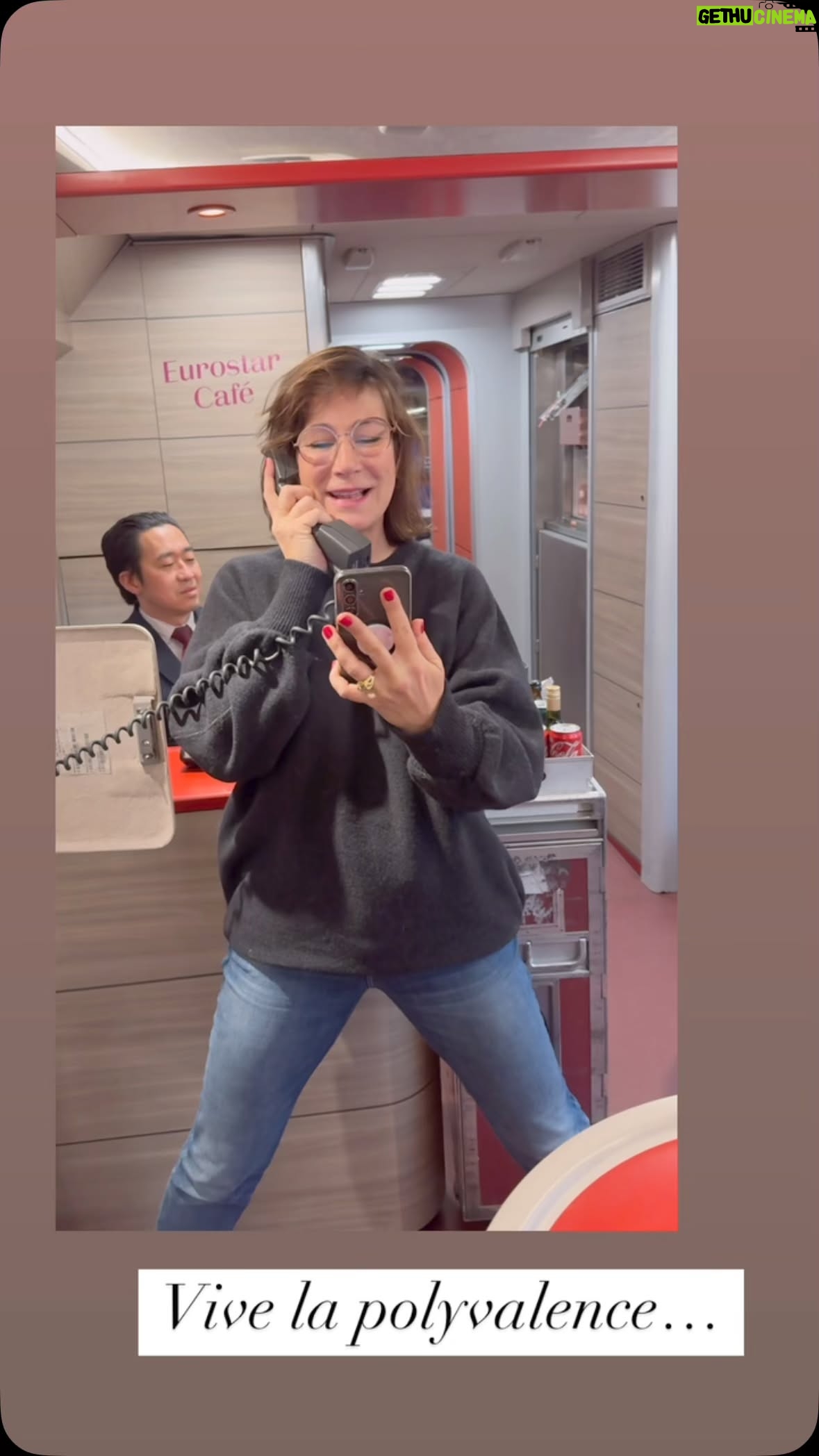 Virginie Hocq - 5.6K Likes - WAI j’ai plusieurs cordes à mon arc ! Du moment que je peux m’exprimer… bientôt j’ouvre un « comedy train »on rira ensemble des retards, des gens essoufflés, transpirants… de moi quoi! #train #traveltheworld #crasy 🎤