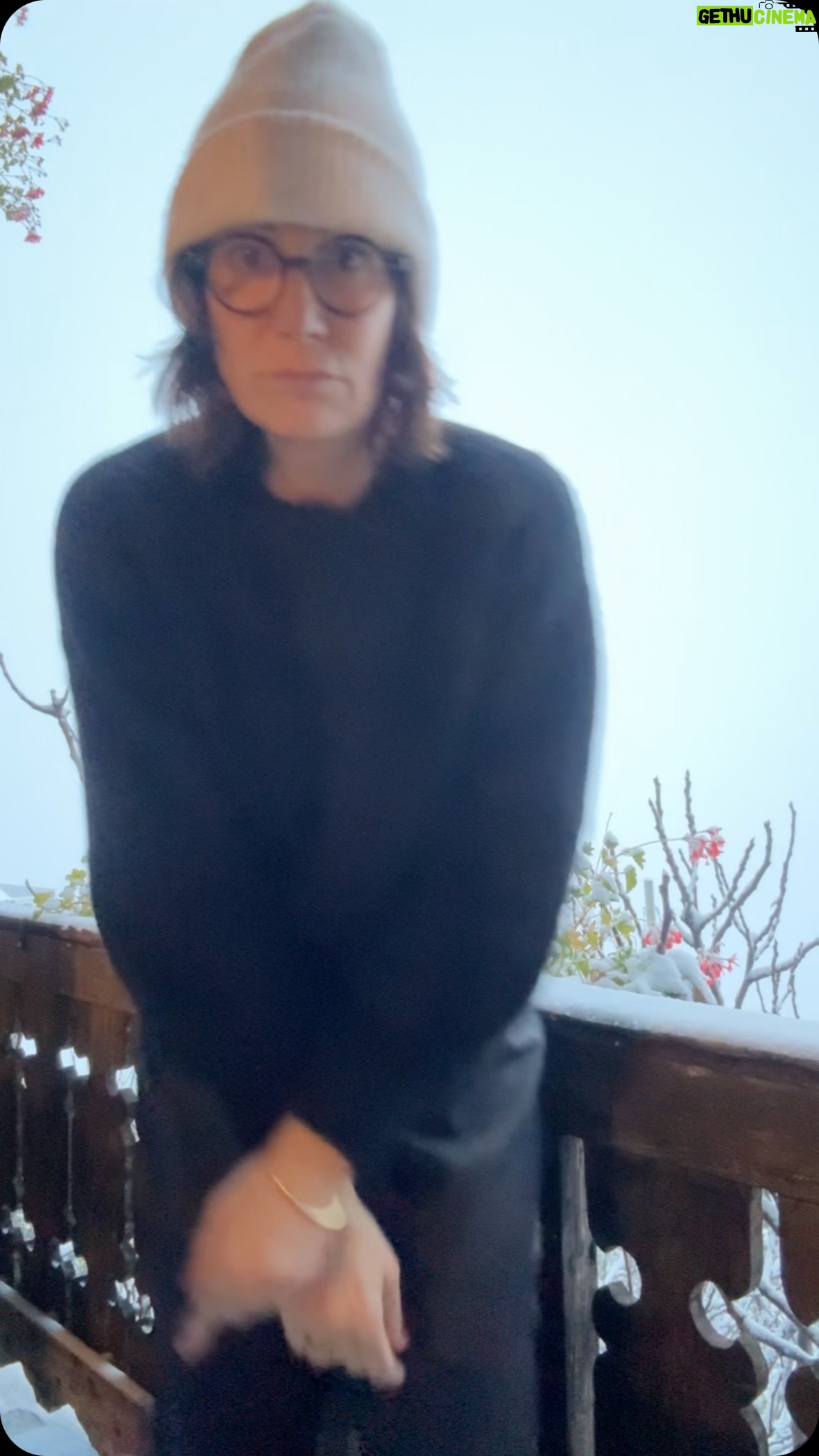 Virginie Hocq - 2.5K Likes - Il neige ⛄️danse du jour…. Mais qui restera pas… faut danser bouger 🕺merci @lagrandemaison.saviese pour ce beau balcon !