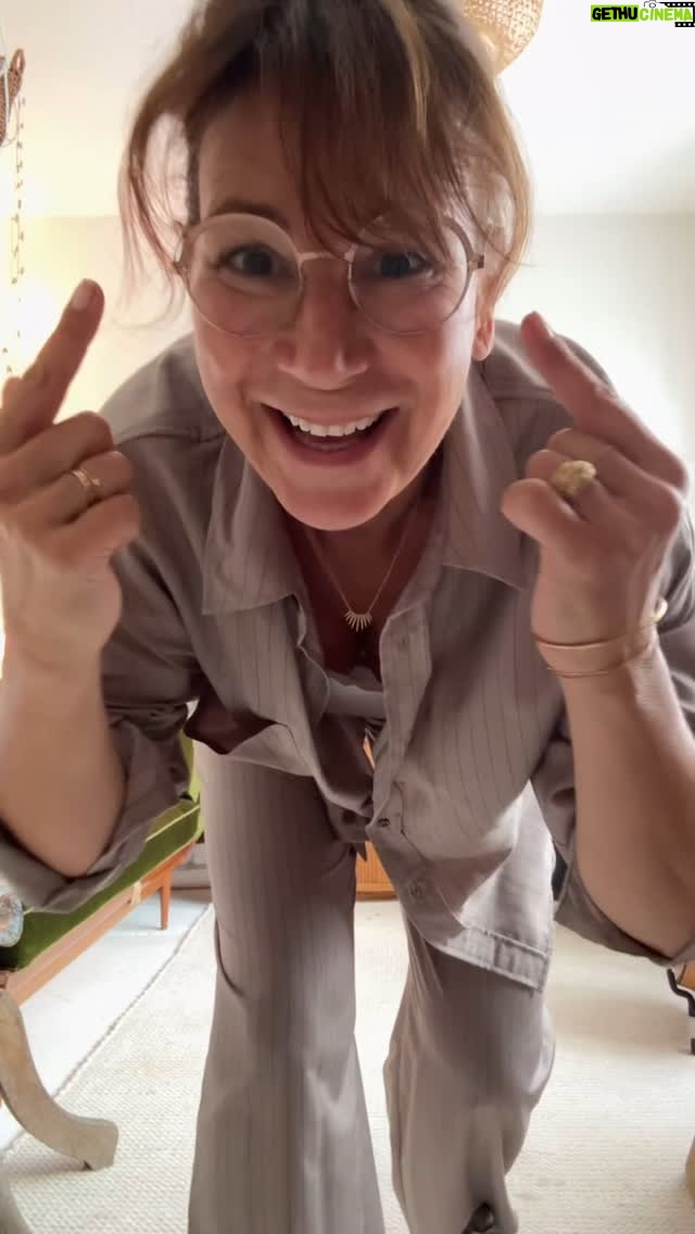 Virginie Hocq - 9.3K Likes - J’ai reçu des nouvelles de ma fille joie joie joie ça mérite une petite danse tordue #mother #happy #danse