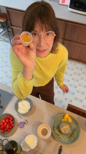 Virginie Hocq Instagram - Chose promise chose due , voici la recette dont je parlais à la @rtbf avec @francoisdebrigode le. « Chaud-froid de tomates cerises au yaourt citronné »🍅🍋 de mon ❤️ @ottolenghi. ingrédients pour 4 personnes: - 350 gr de tomates cerises - 3 cuil à s d’huile d’olive - 3/4 cuil à c de graines de cumin. -3 gousses d’ail émincées - 3 branches de thym et sauges. - 1 citron 3 longs morceaux d’écorces et 1 c à café de zeste. - 350 gr de yaourt grecque entier. - fleur de sel et poivre