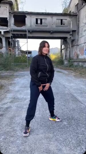 Virginie Hocq Instagram - C’est pas compliqué les cascades ! Voici Virginie Van dam’Hocq elle fracasse ! #cascadeur #motjer #moovie #laugh @mercerproductions