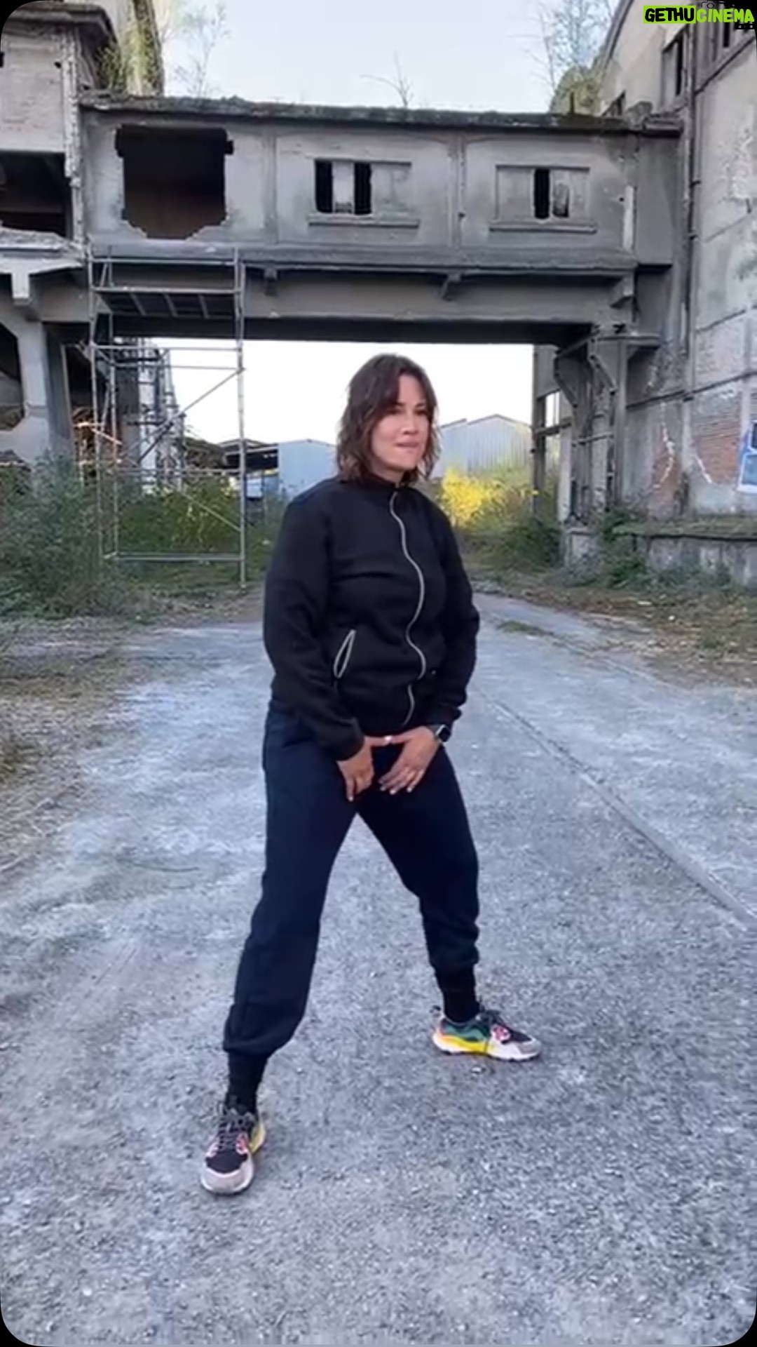 Virginie Hocq - 18.8K Likes - C’est pas compliqué les cascades ! Voici Virginie Van dam’Hocq elle fracasse ! #cascadeur #motjer #moovie #laugh @mercerproductions
