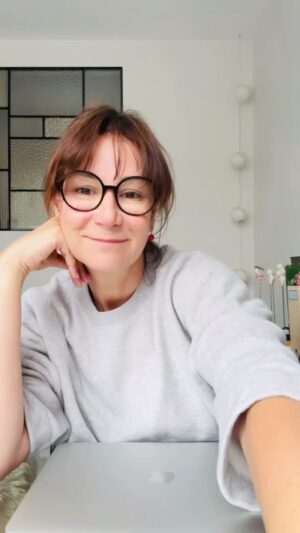 Virginie Hocq Instagram - Positive attitude… ou presque je peux répondre à vos questions : 100 euros la seconde 💵#chargementale #mother #laugh #humour