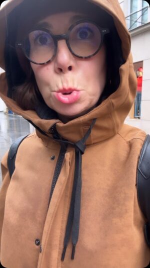 Virginie Hocq Instagram - Petite question existentielle… je ne juge pas je réfléchis…mode ou pas mode ? #look #fashion #biglips #yes #not