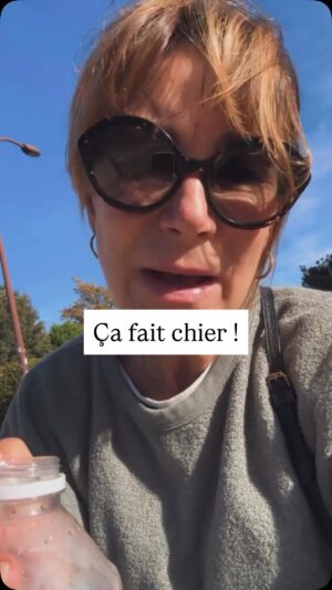 Virginie Hocq Instagram - Votre avis sur cette saloperie de bouchon qui vient de se vider dans mon sac, sur mes textes…tout ça parce qu’il se ferme mal? Tu crois que c’est bien fermé et NON!J’ai souvent ma gourde et parfois je m’achète une bouteille qui 5 fois sur 10 est mal fermée… j’ai bien compris son utilité hein mais c’est à améliorer de ouf! Ou mieux s’éduquer et ne plus jeter nos bouchons !#merde #sad #crasy