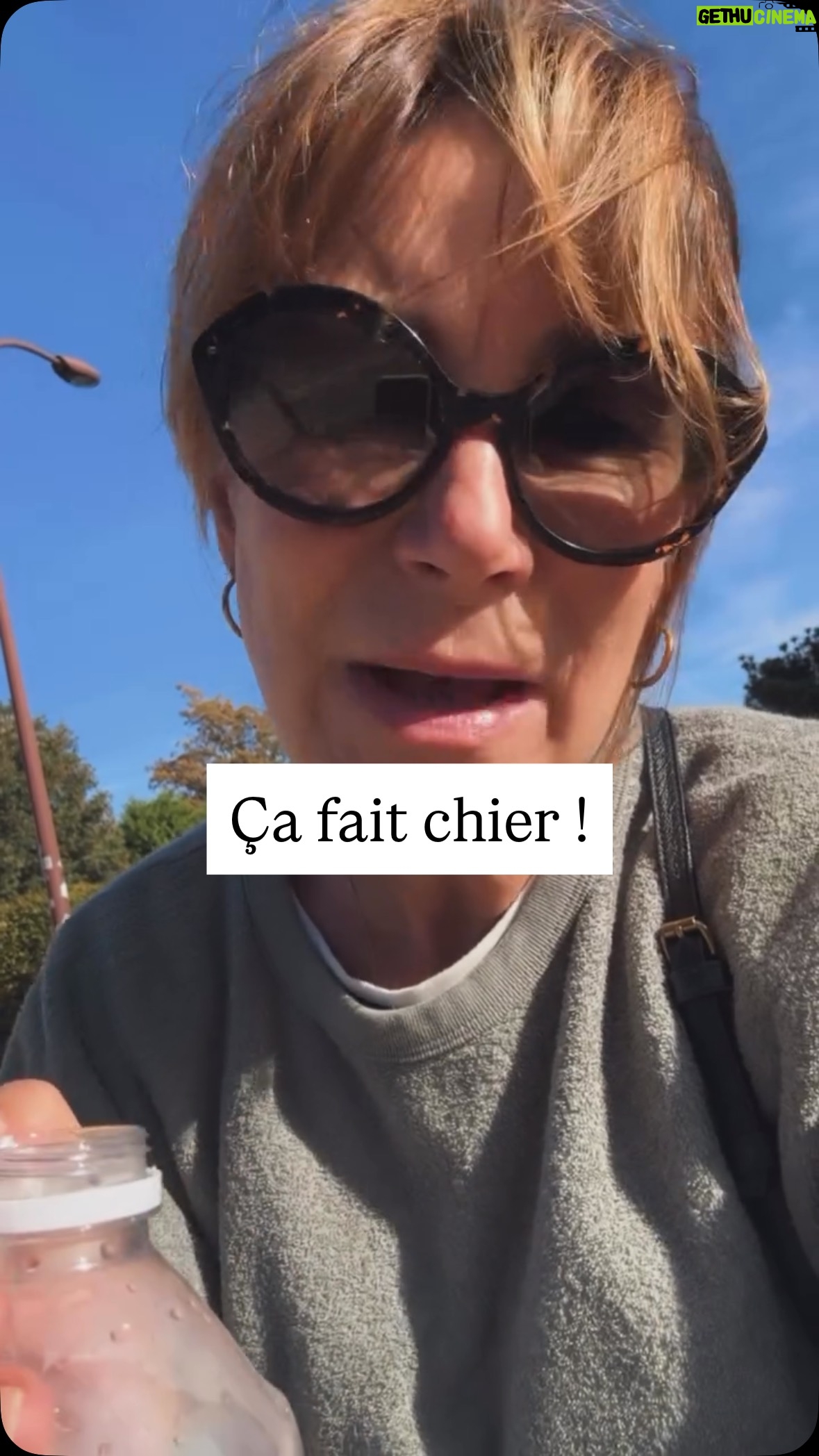 Virginie Hocq - 15.1K Likes - Votre avis sur cette saloperie de bouchon qui vient de se vider dans mon sac, sur mes textes…tout ça parce qu’il se ferme mal? Tu crois que c’est bien fermé et NON!J’ai souvent ma gourde et parfois je m’achète une bouteille qui 5 fois sur 10 est mal fermée… j’ai bien compris son utilité hein mais c’est à améliorer de ouf! Ou mieux s’éduquer et ne plus jeter nos bouchons !#merde #sad #crasy
