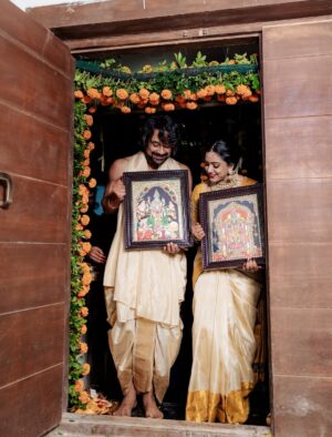Vithika Sheru Instagram - మనసు నిండా ఆనందంతో, నా కలల ఇంటి గృహప్రవేశం❤️
.
.
.
Photography- @teamartviewworks
Decor - @taraevents_
Jewellery - @umgnaveengold
Outfits designed by - @srikrishnasilk
M&H - @satishmakeupartist
Frames Designed by - @sri_gayatri_pooja_stores