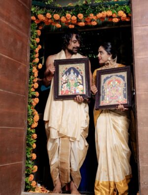 Vithika Sheru Instagram - మనసు నిండా ఆనందంతో, నా కలల ఇంటి గృహప్రవేశం❤️
.
.
.
Photography- @teamartviewworks
Decor - @taraevents_
Jewellery - @umgnaveengold
Outfits designed by - @srikrishnasilk
M&H - @satishmakeupartist
Frames Designed by - @sri_gayatri_pooja_stores