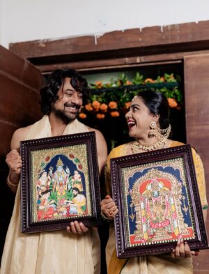 Vithika Sheru Instagram - మనసు నిండా ఆనందంతో, నా కలల ఇంటి గృహప్రవేశం❤️
.
.
.
Photography- @teamartviewworks
Decor - @taraevents_
Jewellery - @umgnaveengold
Outfits designed by - @srikrishnasilk
M&H - @satishmakeupartist
Frames Designed by - @sri_gayatri_pooja_stores