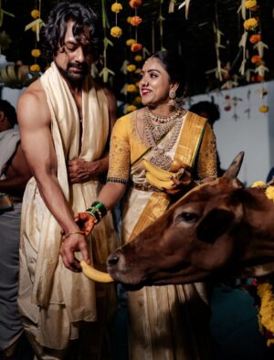 Vithika Sheru Instagram - మనసు నిండా ఆనందంతో, నా కలల ఇంటి గృహప్రవేశం❤️
.
.
.
Photography- @teamartviewworks
Decor - @taraevents_
Jewellery - @umgnaveengold
Outfits designed by - @srikrishnasilk
M&H - @satishmakeupartist
Frames Designed by - @sri_gayatri_pooja_stores