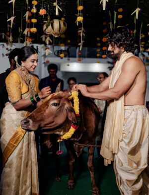 Vithika Sheru Instagram - మనసు నిండా ఆనందంతో, నా కలల ఇంటి గృహప్రవేశం❤️
.
.
.
Photography- @teamartviewworks
Decor - @taraevents_
Jewellery - @umgnaveengold
Outfits designed by - @srikrishnasilk
M&H - @satishmakeupartist
Frames Designed by - @sri_gayatri_pooja_stores