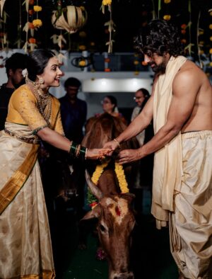 Vithika Sheru Instagram - మనసు నిండా ఆనందంతో, నా కలల ఇంటి గృహప్రవేశం❤️
.
.
.
Photography- @teamartviewworks
Decor - @taraevents_
Jewellery - @umgnaveengold
Outfits designed by - @srikrishnasilk
M&H - @satishmakeupartist
Frames Designed by - @sri_gayatri_pooja_stores