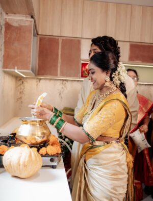 Vithika Sheru Instagram - మనసు నిండా ఆనందంతో, నా కలల ఇంటి గృహప్రవేశం❤️
.
.
.
Photography- @teamartviewworks
Decor - @taraevents_
Jewellery - @umgnaveengold
Outfits designed by - @srikrishnasilk
M&H - @satishmakeupartist
Frames Designed by - @sri_gayatri_pooja_stores