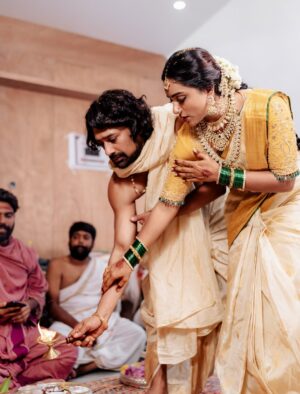 Vithika Sheru Instagram - మనసు నిండా ఆనందంతో, నా కలల ఇంటి గృహప్రవేశం❤️
.
.
.
Photography- @teamartviewworks
Decor - @taraevents_
Jewellery - @umgnaveengold
Outfits designed by - @srikrishnasilk
M&H - @satishmakeupartist
Frames Designed by - @sri_gayatri_pooja_stores