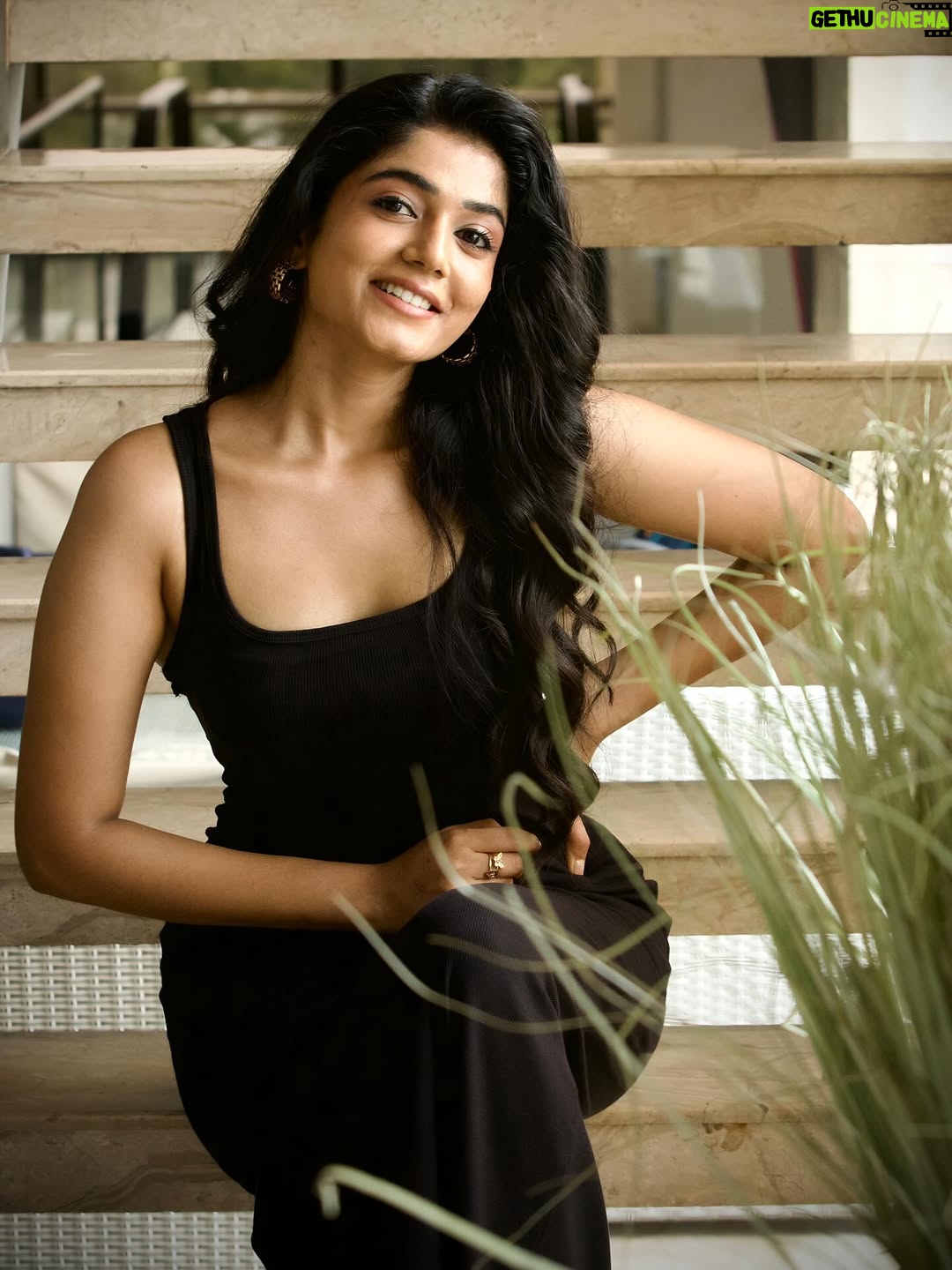 Viyana - 3 Likes - Embracing the dark side. 🖤

Shot by : @shakthi.dop5