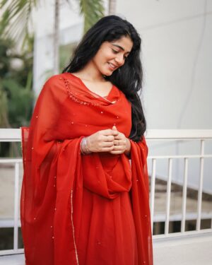 Viyana Instagram - ✨ பித்து பித்து கொண்டு தவித்தேன் தவித்தேன்
உபித்து பித்து கொண்டு தவித்தேன் தவித்தேன்
உன்னை எண்ணி நான் வாடி போவேன்
நீ இல்லாமல் கவிதையும் இசையும்
சுவையே தராது ✨
In Frame : @viyana_rr