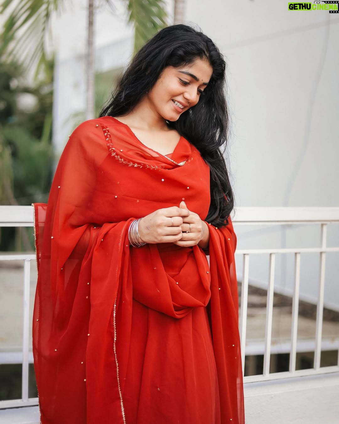 Viyana - 3 Likes - ✨ பித்து பித்து கொண்டு தவித்தேன் தவித்தேன்
உபித்து பித்து கொண்டு தவித்தேன் தவித்தேன்
உன்னை எண்ணி நான் வாடி போவேன்
நீ இல்லாமல் கவிதையும் இசையும்
சுவையே தராது ✨

In Frame : @viyana_rr