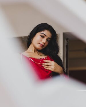 Viyana Instagram - ✨ பித்து பித்து கொண்டு தவித்தேன் தவித்தேன்
உபித்து பித்து கொண்டு தவித்தேன் தவித்தேன்
உன்னை எண்ணி நான் வாடி போவேன்
நீ இல்லாமல் கவிதையும் இசையும்
சுவையே தராது ✨
In Frame : @viyana_rr