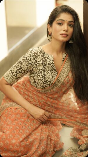 Viyana Instagram - 🍂🍁
Costumes - @kaarigai.sarees
Photographer - @camerasenthil
Makeup - @ragavigloria_mua
Shoot organised by @rrajeshananda
