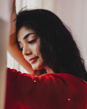 Viyana Instagram - ✨ பித்து பித்து கொண்டு தவித்தேன் தவித்தேன்
உபித்து பித்து கொண்டு தவித்தேன் தவித்தேன்
உன்னை எண்ணி நான் வாடி போவேன்
நீ இல்லாமல் கவிதையும் இசையும்
சுவையே தராது ✨
In Frame : @viyana_rr
