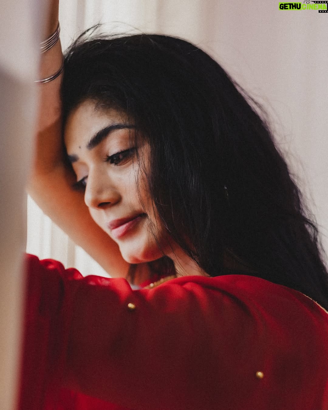 Viyana - 3 Likes - ✨ பித்து பித்து கொண்டு தவித்தேன் தவித்தேன்
உபித்து பித்து கொண்டு தவித்தேன் தவித்தேன்
உன்னை எண்ணி நான் வாடி போவேன்
நீ இல்லாமல் கவிதையும் இசையும்
சுவையே தராது ✨

In Frame : @viyana_rr