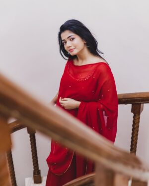 Viyana Instagram - ✨ பித்து பித்து கொண்டு தவித்தேன் தவித்தேன்
உபித்து பித்து கொண்டு தவித்தேன் தவித்தேன்
உன்னை எண்ணி நான் வாடி போவேன்
நீ இல்லாமல் கவிதையும் இசையும்
சுவையே தராது ✨
In Frame : @viyana_rr