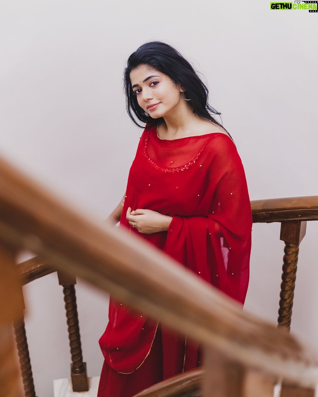Viyana - 3 Likes - ✨ பித்து பித்து கொண்டு தவித்தேன் தவித்தேன்
உபித்து பித்து கொண்டு தவித்தேன் தவித்தேன்
உன்னை எண்ணி நான் வாடி போவேன்
நீ இல்லாமல் கவிதையும் இசையும்
சுவையே தராது ✨

In Frame : @viyana_rr
