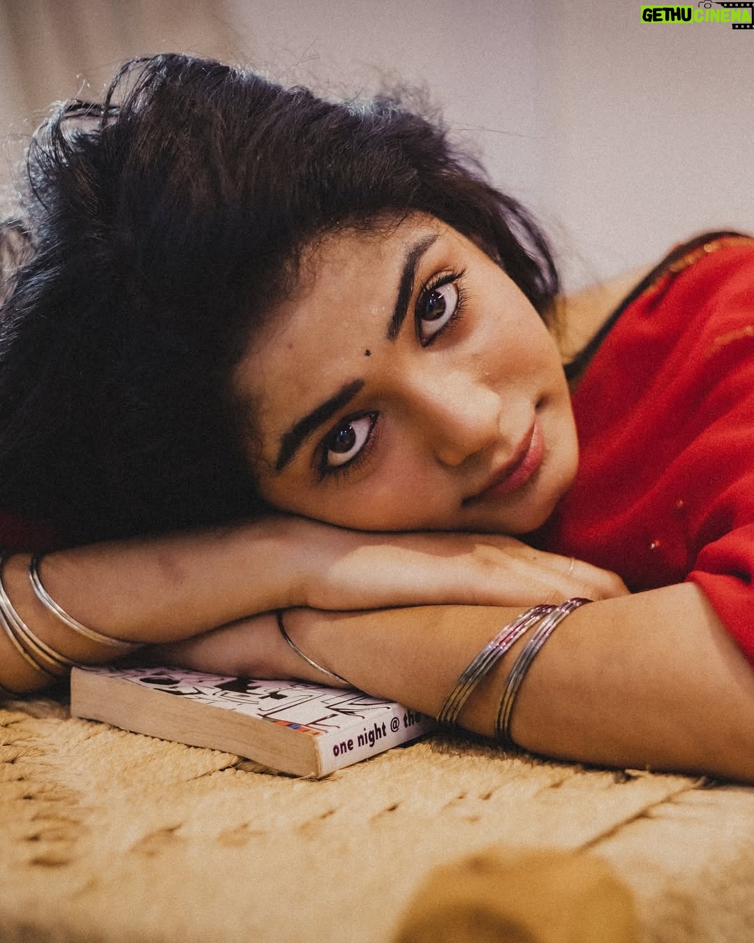 Viyana - 3 Likes - ✨ பித்து பித்து கொண்டு தவித்தேன் தவித்தேன்
உபித்து பித்து கொண்டு தவித்தேன் தவித்தேன்
உன்னை எண்ணி நான் வாடி போவேன்
நீ இல்லாமல் கவிதையும் இசையும்
சுவையே தராது ✨

In Frame : @viyana_rr
