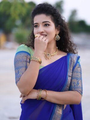 Vyishali Kemkar Instagram - Grace in every twirl ✨💙💚 Pavadai dhavani diaries
MUA: @jay_makeup_artist_
Jewellery: @sr_wedding_jewel
Outfit: @chettinad_sarees
📸: @sathish_photography49
#Kemy #ZeeTamil #Singlepasanga