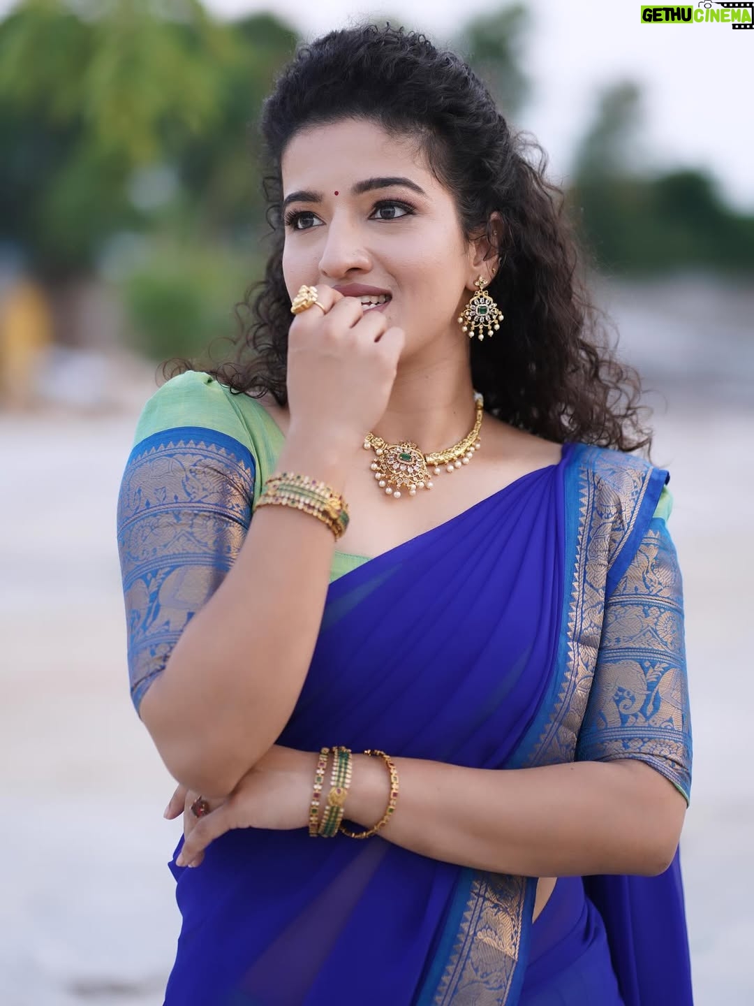 Vyishali Kemkar - 10.9K Likes - Grace in every twirl ✨💙💚 Pavadai dhavani diaries

MUA: @jay_makeup_artist_ 
Jewellery: @sr_wedding_jewel 
Outfit: @chettinad_sarees 
📸: @sathish_photography49 

 #Kemy #ZeeTamil #Singlepasanga