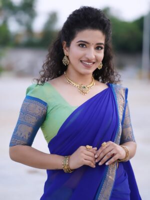 Vyishali Kemkar Instagram - Grace in every twirl ✨💙💚 Pavadai dhavani diaries
MUA: @jay_makeup_artist_
Jewellery: @sr_wedding_jewel
Outfit: @chettinad_sarees
📸: @sathish_photography49
#Kemy #ZeeTamil #Singlepasanga