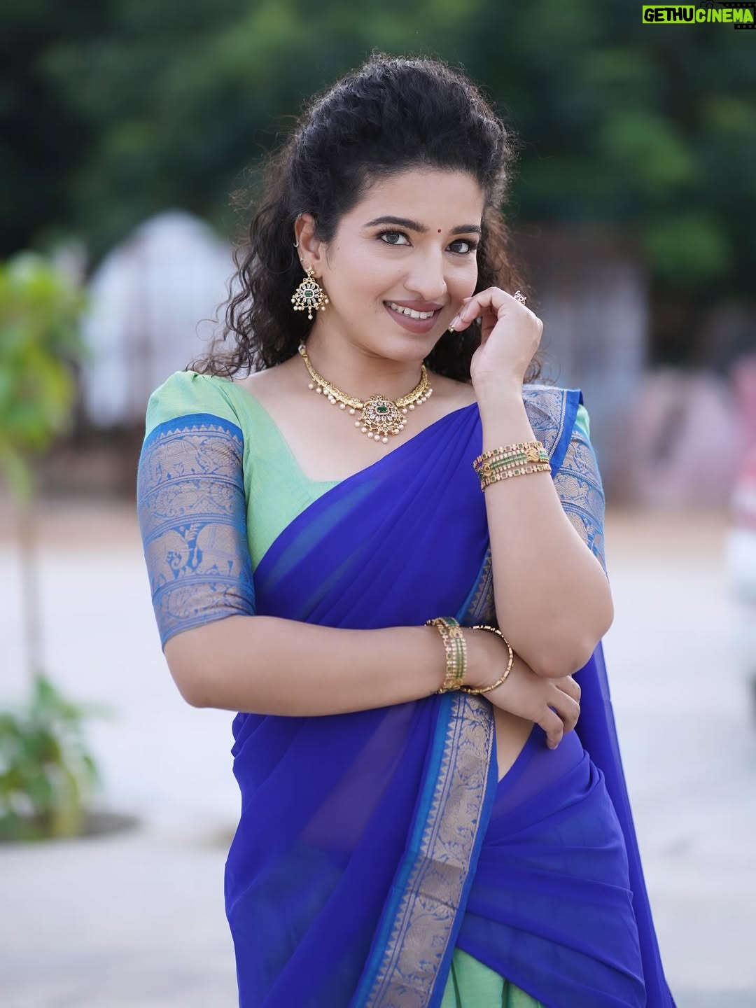 Vyishali Kemkar - 10.9K Likes - Grace in every twirl ✨💙💚 Pavadai dhavani diaries

MUA: @jay_makeup_artist_ 
Jewellery: @sr_wedding_jewel 
Outfit: @chettinad_sarees 
📸: @sathish_photography49 

 #Kemy #ZeeTamil #Singlepasanga