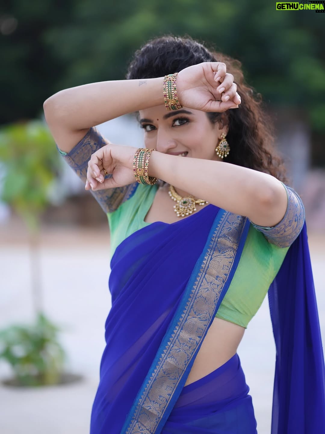 Vyishali Kemkar - 10.9K Likes - Grace in every twirl ✨💙💚 Pavadai dhavani diaries

MUA: @jay_makeup_artist_ 
Jewellery: @sr_wedding_jewel 
Outfit: @chettinad_sarees 
📸: @sathish_photography49 

 #Kemy #ZeeTamil #Singlepasanga