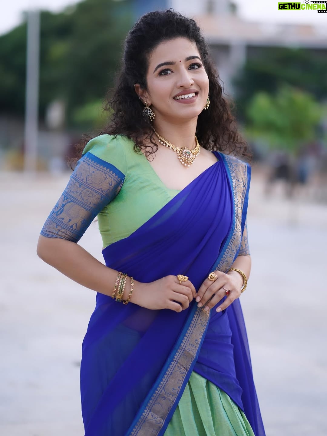 Vyishali Kemkar - 10.9K Likes - Grace in every twirl ✨💙💚 Pavadai dhavani diaries

MUA: @jay_makeup_artist_ 
Jewellery: @sr_wedding_jewel 
Outfit: @chettinad_sarees 
📸: @sathish_photography49 

 #Kemy #ZeeTamil #Singlepasanga