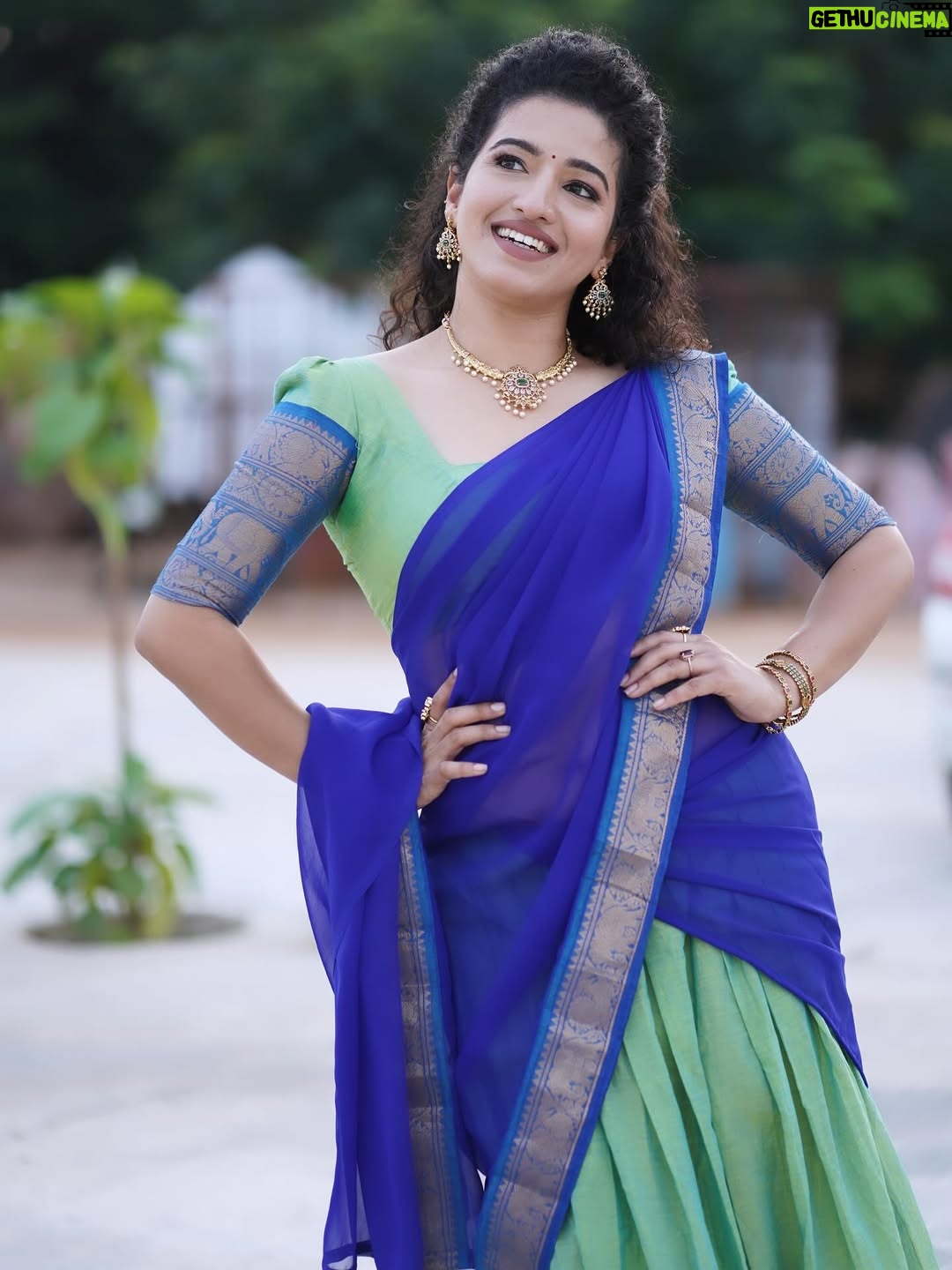 Vyishali Kemkar - 10.9K Likes - Grace in every twirl ✨💙💚 Pavadai dhavani diaries

MUA: @jay_makeup_artist_ 
Jewellery: @sr_wedding_jewel 
Outfit: @chettinad_sarees 
📸: @sathish_photography49 

 #Kemy #ZeeTamil #Singlepasanga