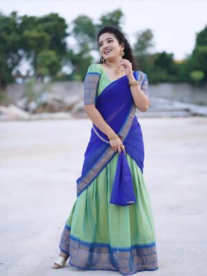 Vyishali Kemkar Instagram - Grace in every twirl ✨💙💚 Pavadai dhavani diaries
MUA: @jay_makeup_artist_
Jewellery: @sr_wedding_jewel
Outfit: @chettinad_sarees
📸: @sathish_photography49
#Kemy #ZeeTamil #Singlepasanga