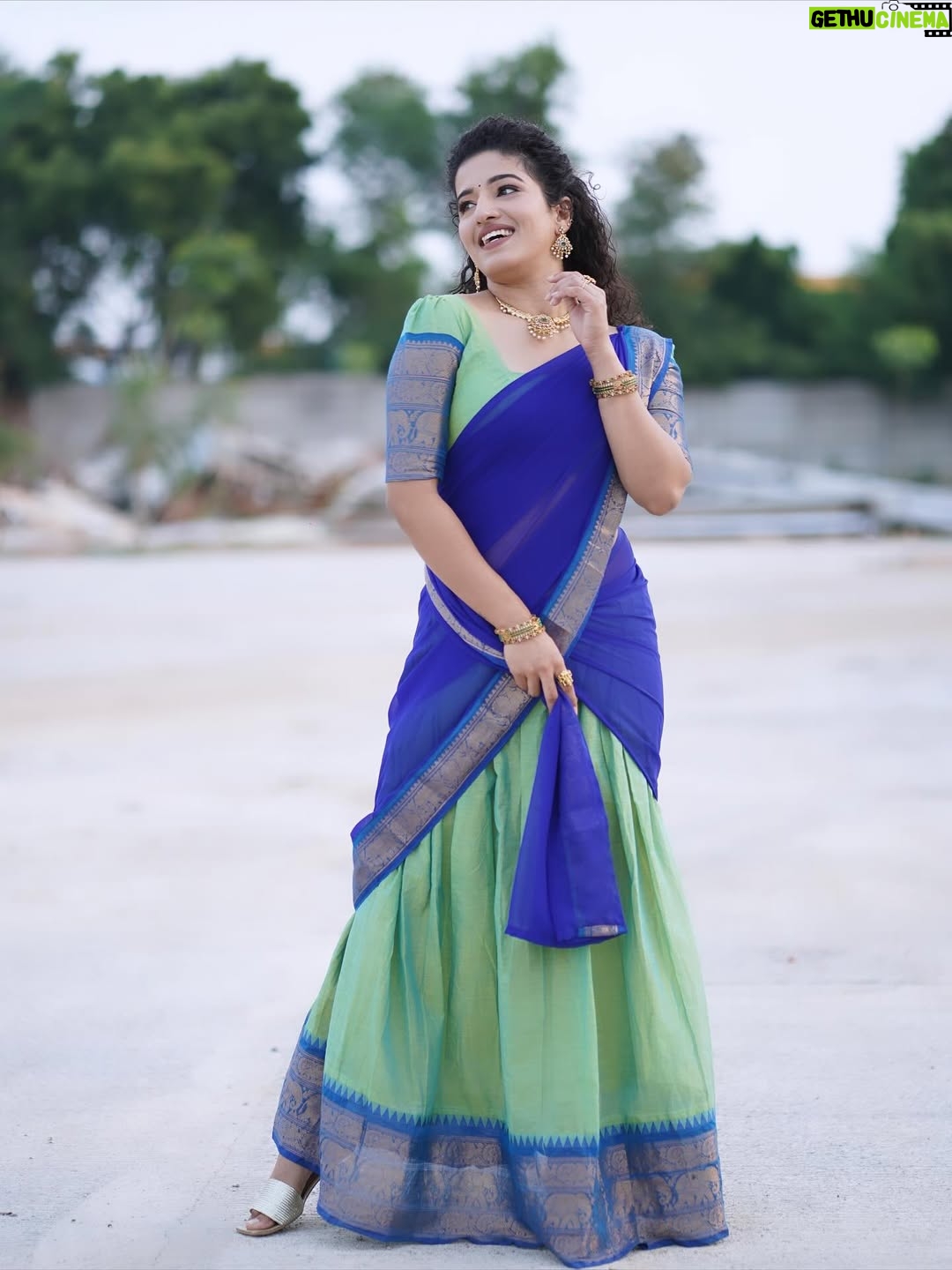 Vyishali Kemkar - 10.9K Likes - Grace in every twirl ✨💙💚 Pavadai dhavani diaries

MUA: @jay_makeup_artist_ 
Jewellery: @sr_wedding_jewel 
Outfit: @chettinad_sarees 
📸: @sathish_photography49 

 #Kemy #ZeeTamil #Singlepasanga