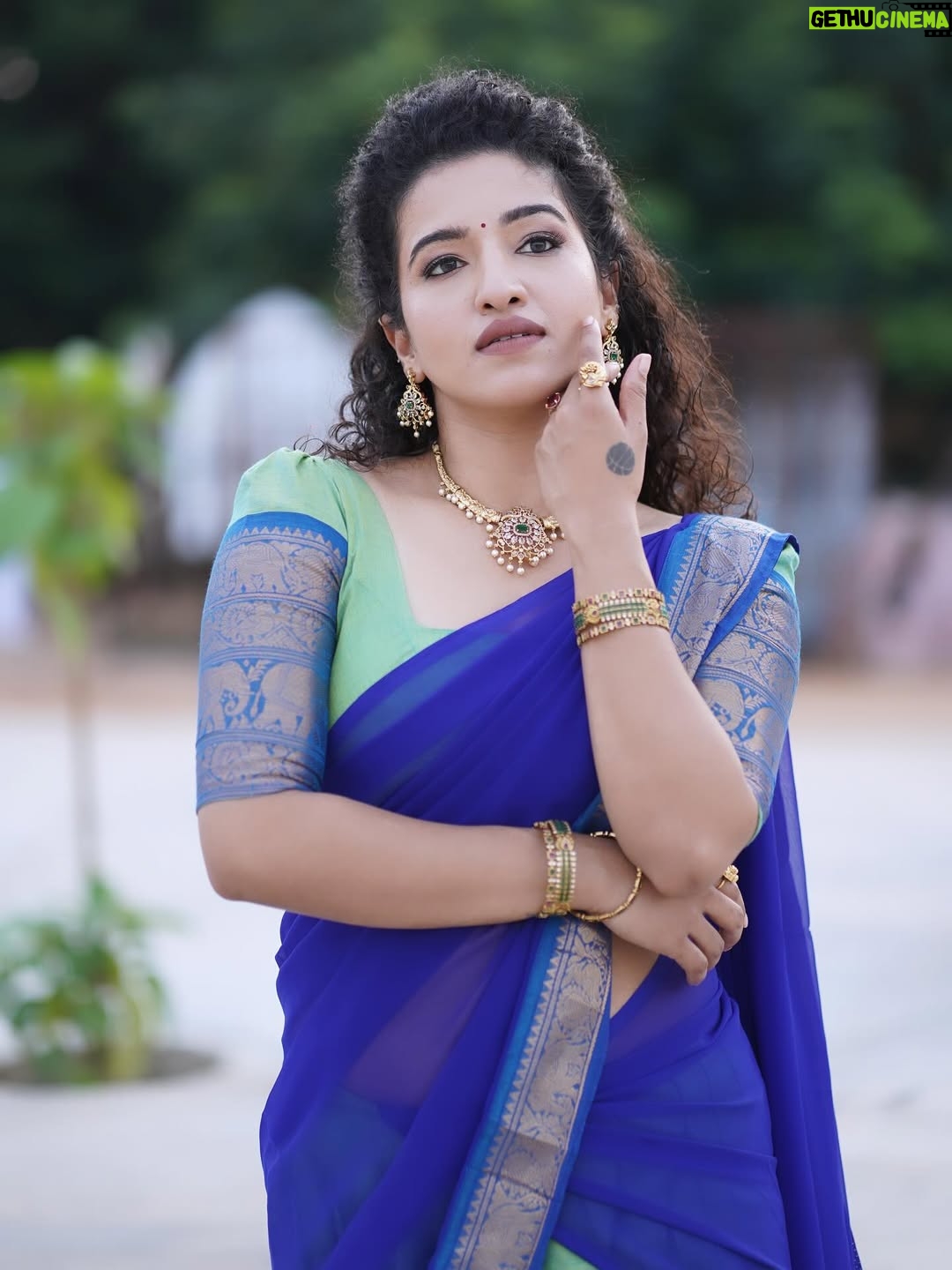Vyishali Kemkar - 10.9K Likes - Grace in every twirl ✨💙💚 Pavadai dhavani diaries

MUA: @jay_makeup_artist_ 
Jewellery: @sr_wedding_jewel 
Outfit: @chettinad_sarees 
📸: @sathish_photography49 

 #Kemy #ZeeTamil #Singlepasanga
