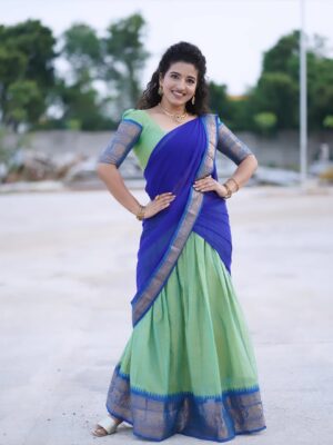 Vyishali Kemkar Instagram - Grace in every twirl ✨💙💚 Pavadai dhavani diaries
MUA: @jay_makeup_artist_
Jewellery: @sr_wedding_jewel
Outfit: @chettinad_sarees
📸: @sathish_photography49
#Kemy #ZeeTamil #Singlepasanga