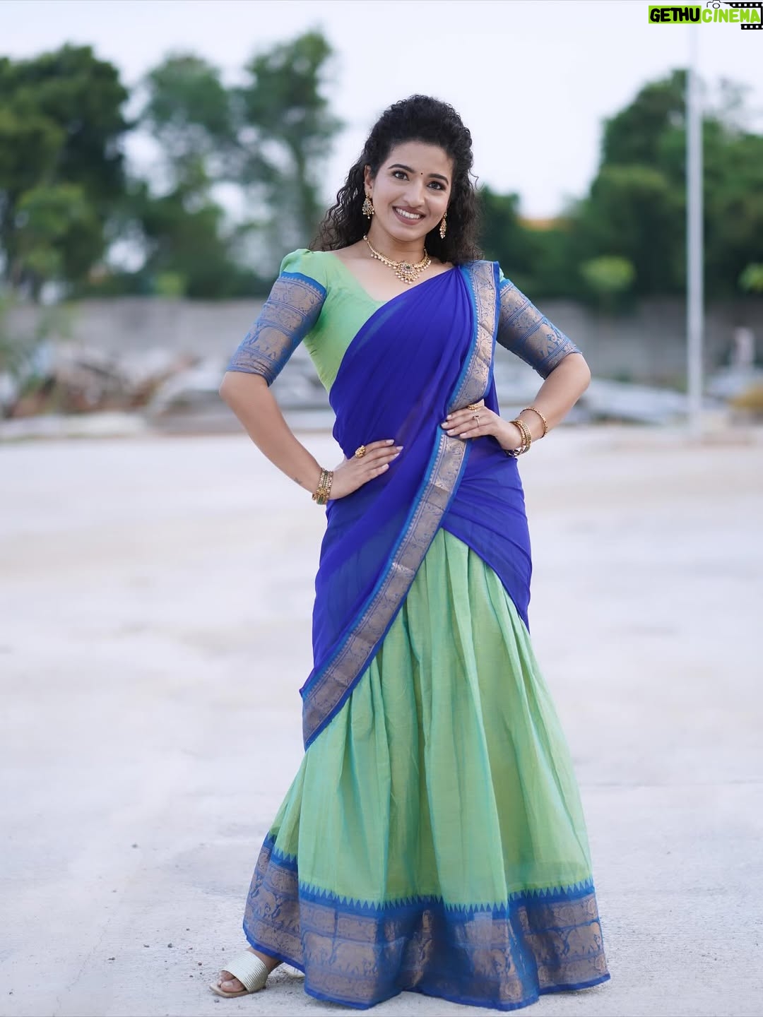 Vyishali Kemkar - 10.9K Likes - Grace in every twirl ✨💙💚 Pavadai dhavani diaries

MUA: @jay_makeup_artist_ 
Jewellery: @sr_wedding_jewel 
Outfit: @chettinad_sarees 
📸: @sathish_photography49 

 #Kemy #ZeeTamil #Singlepasanga