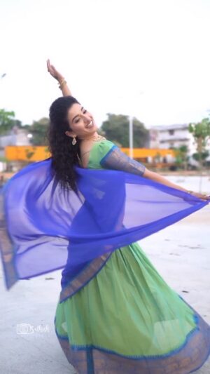 Vyishali Kemkar Instagram - Kiliye Kiliye rhythm pavadai dhavani charm = perfect reel moment
MUA: @jay_makeup_artist_
Outfit: @chettinad_sarees
Jewellery: @sr_wedding_jewel
VC: @sathish_photography49
#Kemy #ZeeTamil #SinglePasanga