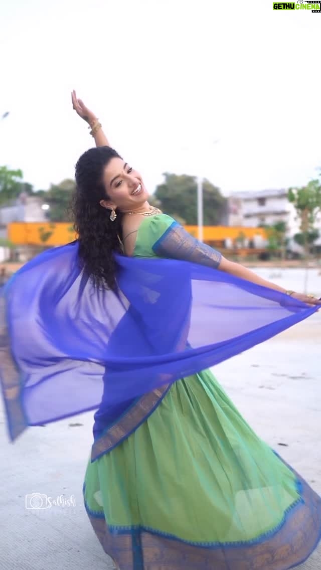 Vyishali Kemkar - 10.3K Likes - Kiliye Kiliye rhythm   pavadai dhavani charm = perfect reel moment 

MUA: @jay_makeup_artist_ 
Outfit: @chettinad_sarees 
Jewellery: @sr_wedding_jewel 
VC: @sathish_photography49 

#Kemy #ZeeTamil #SinglePasanga
