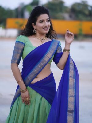 Vyishali Kemkar Instagram - Grace in every twirl ✨💙💚 Pavadai dhavani diaries
MUA: @jay_makeup_artist_
Jewellery: @sr_wedding_jewel
Outfit: @chettinad_sarees
📸: @sathish_photography49
#Kemy #ZeeTamil #Singlepasanga
