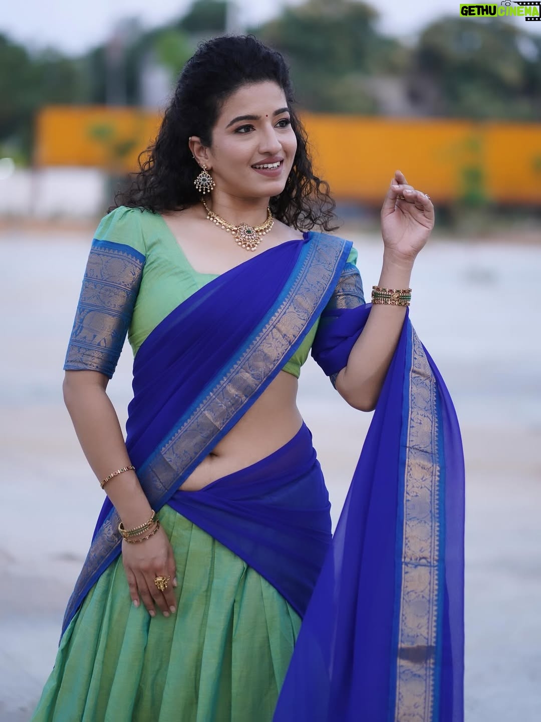 Vyishali Kemkar - 10.9K Likes - Grace in every twirl ✨💙💚 Pavadai dhavani diaries

MUA: @jay_makeup_artist_ 
Jewellery: @sr_wedding_jewel 
Outfit: @chettinad_sarees 
📸: @sathish_photography49 

 #Kemy #ZeeTamil #Singlepasanga