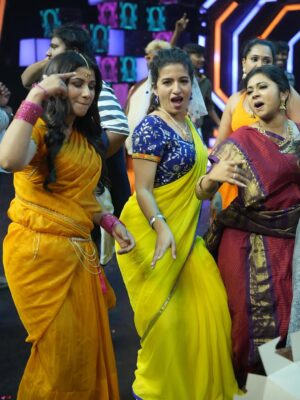 Vyishali Kemkar Instagram - Draped in sunshine, powered by passion ☀️Saree today, slay everyday 😎
MUA: @jay_makeup_artist_
#Kemy #ZeeTamil #SinglePasanga #Saree #YellowSaree #Dance