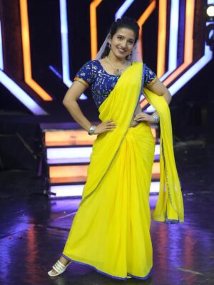 Vyishali Kemkar Instagram - Draped in sunshine, powered by passion ☀️Saree today, slay everyday 😎
MUA: @jay_makeup_artist_
#Kemy #ZeeTamil #SinglePasanga #Saree #YellowSaree #Dance