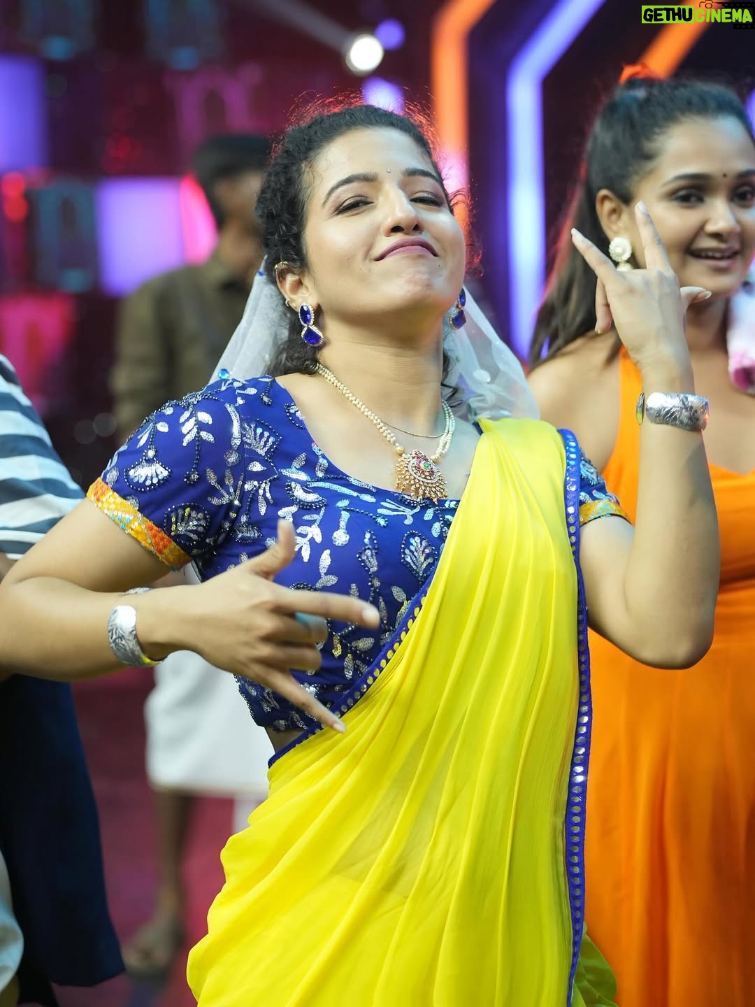 Vyishali Kemkar - 19.3K Likes - Draped in sunshine, powered by passion ☀️Saree today, slay everyday 😎

MUA: @jay_makeup_artist_ 

#Kemy #ZeeTamil #SinglePasanga #Saree #YellowSaree #Dance